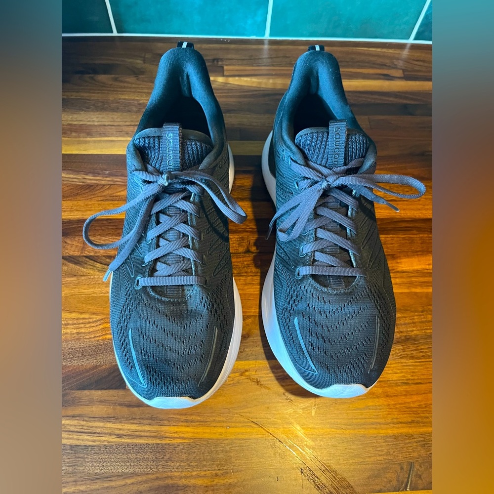 Men’s Saucony Endorphin Shift, size 9